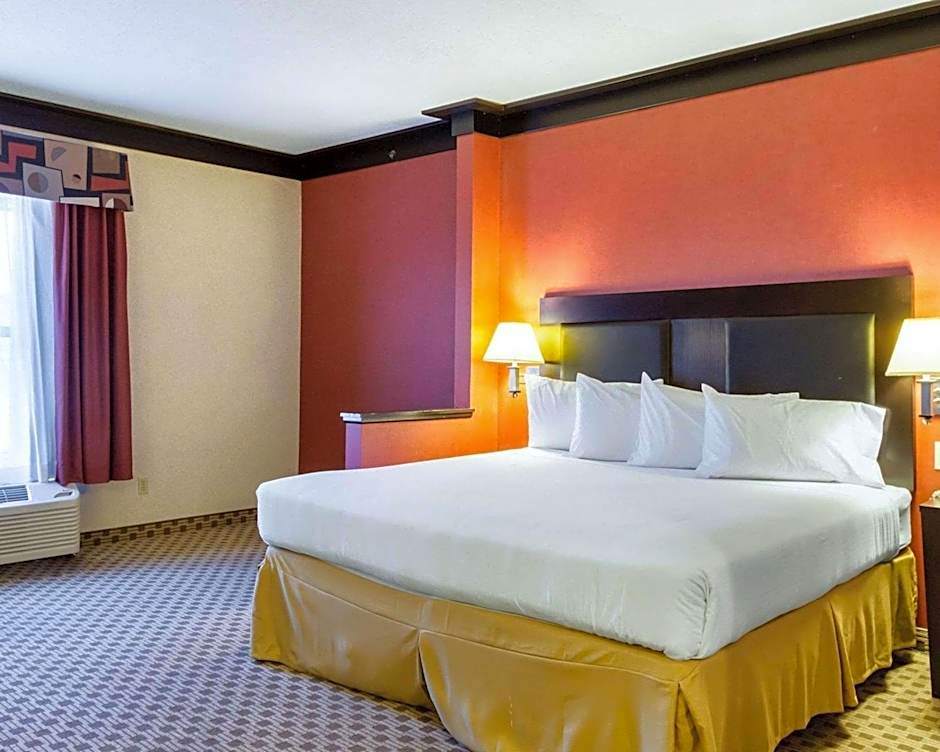 Quality Inn & Suites Oakwood Village - Cleveland South