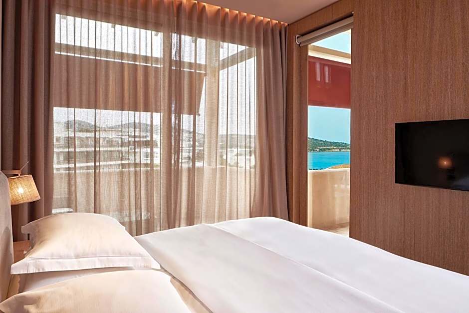 Photo 1 of 8 of Premium Suite, Sea View