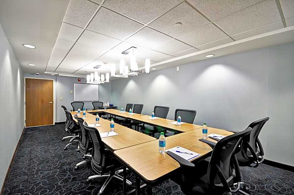 Holiday Inn Express Romulus / Detroit Airport By IHG