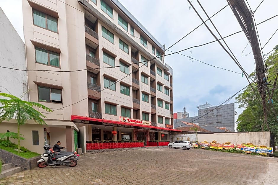 RedDoorz Premium near Paris Van Java Mall