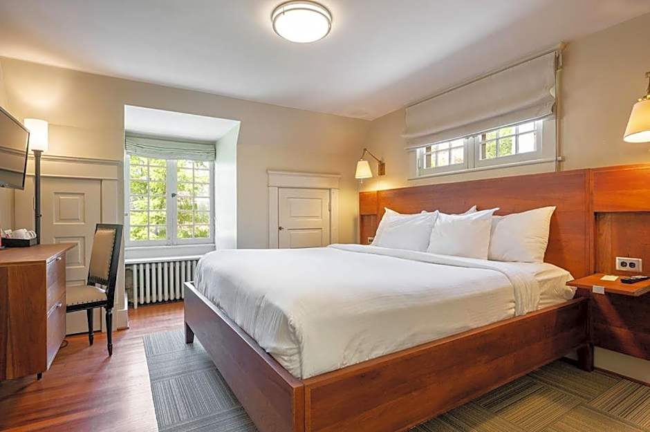 Oakhurst Inn at the University