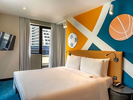 One-Bedroom Suite with One Double Bed and Sea View