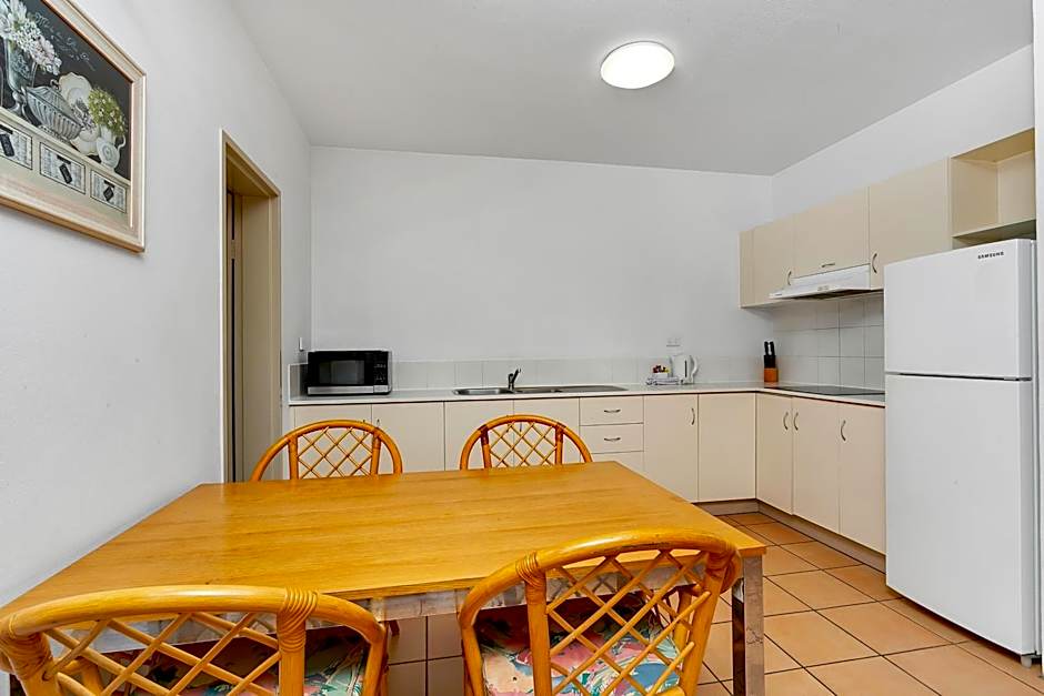 Cairns Reef Apartments & Motel