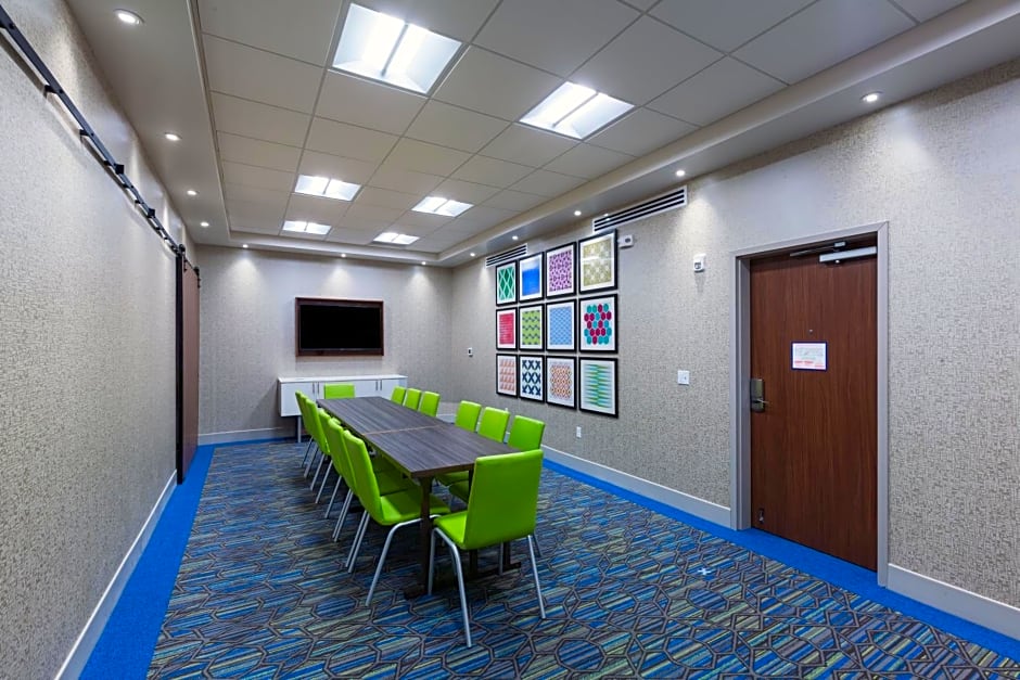 Holiday Inn Express & Suites Tulsa South - Woodland Hills, an IHG Hotel