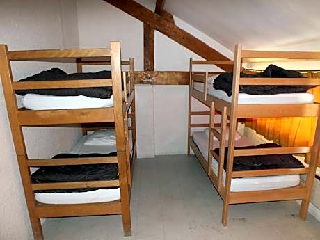 10-Bed Mixed Dormitory Room