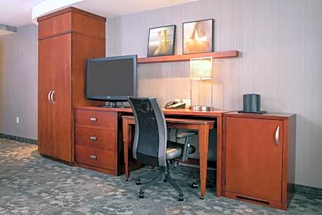 Guest room, 2 Queen (Mobility and Hearing Accessible w/Tub)