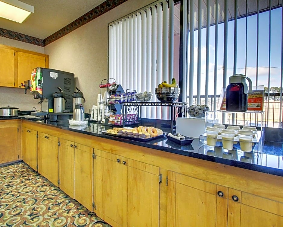 Econo Lodge Inn & Suites Forest