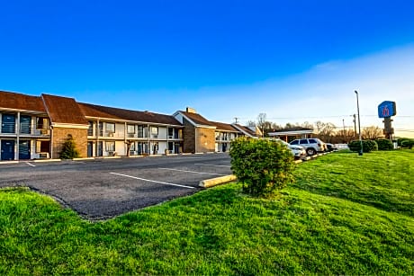 Motel 6 Hillsville, VA