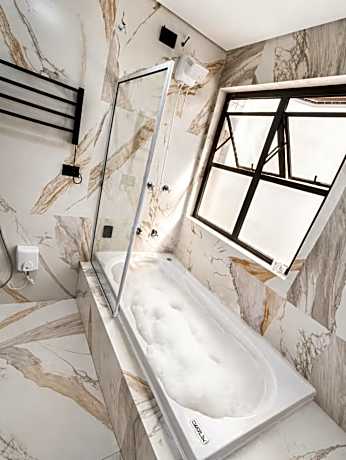 Deluxe Suite with Spa Bath