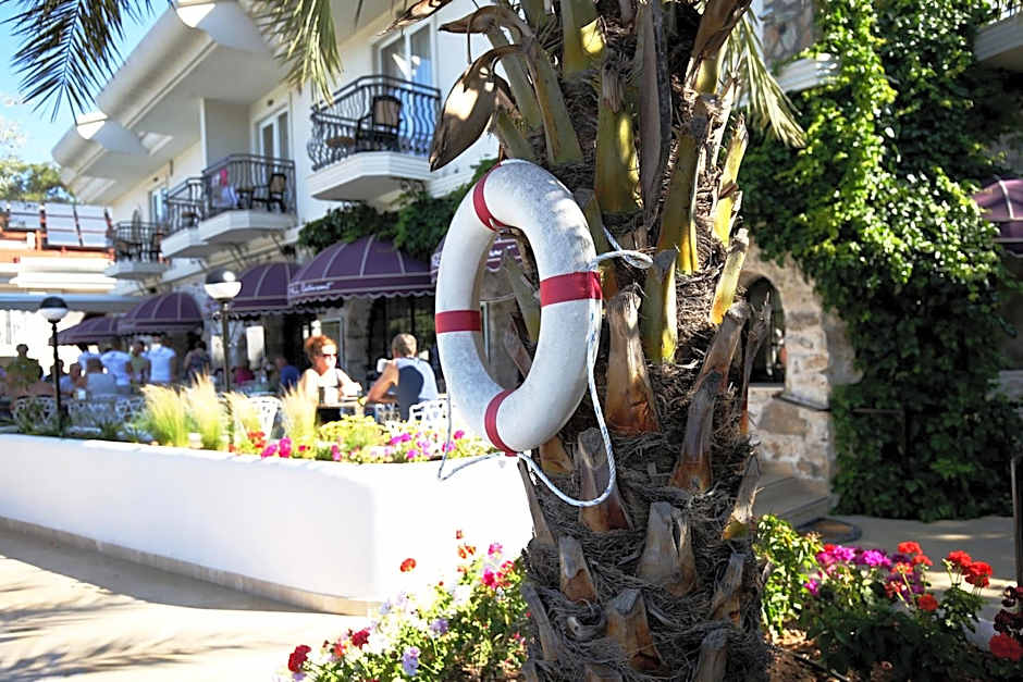 Pinehill Hotel & Suites