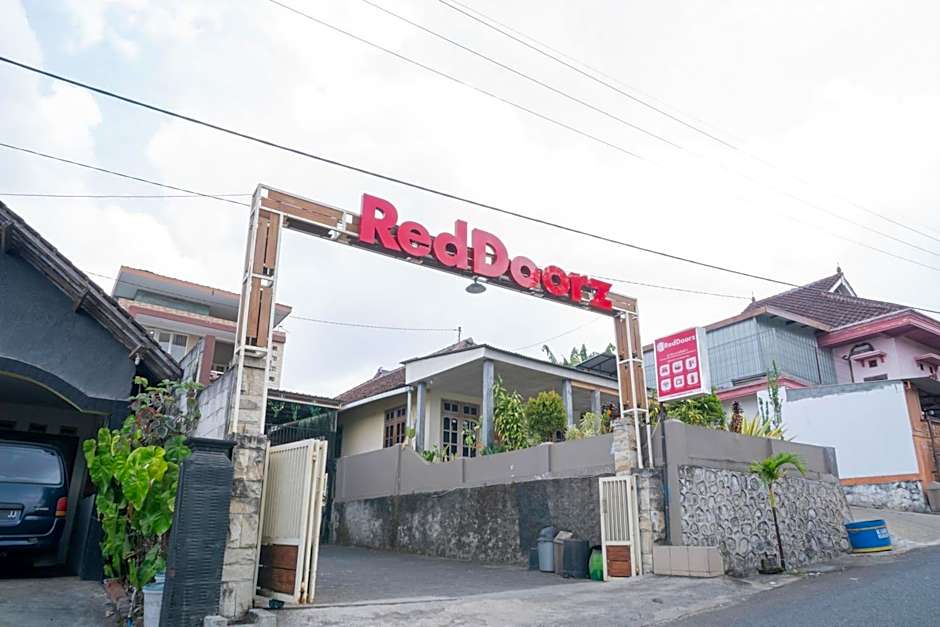 RedDoorz At Villa Akbar 3