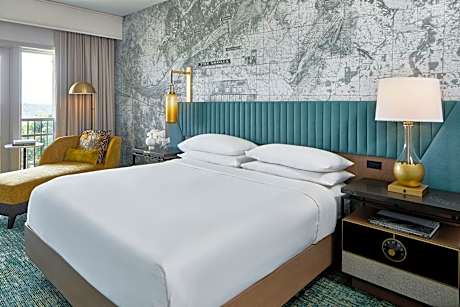 Guest room, 1 King, Tennessee River view, River view, Balcony