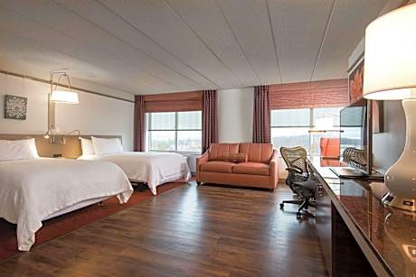 One-Bedroom Double Suite with Mobility and Hearing Access Tub