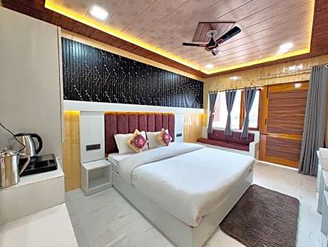 Goroomgo Sangeeta Paradise Mall Road Nainital - A Premium Lake View Room from Balcony