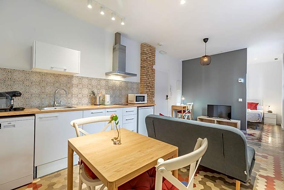 Apt with Antique Floor & lots of Sun Light