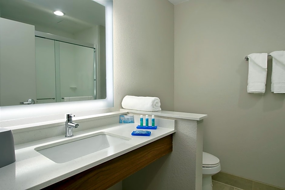 Holiday Inn Express & Suites - Columbus North, an IHG Hotel
