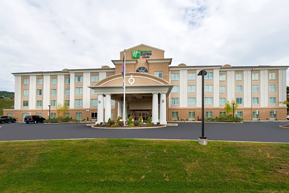 Holiday Inn Express and Suites Dickson City