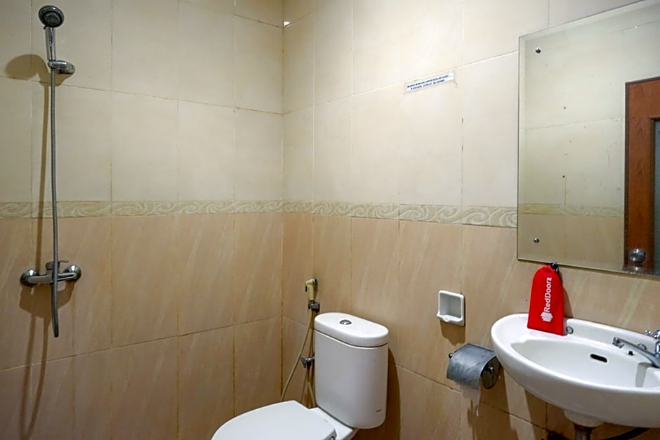 RedDoorz near Monumen Habibi Ainun