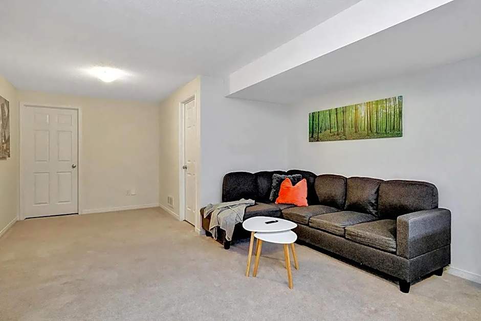 Modern Townhome Near Ottawa Attractions