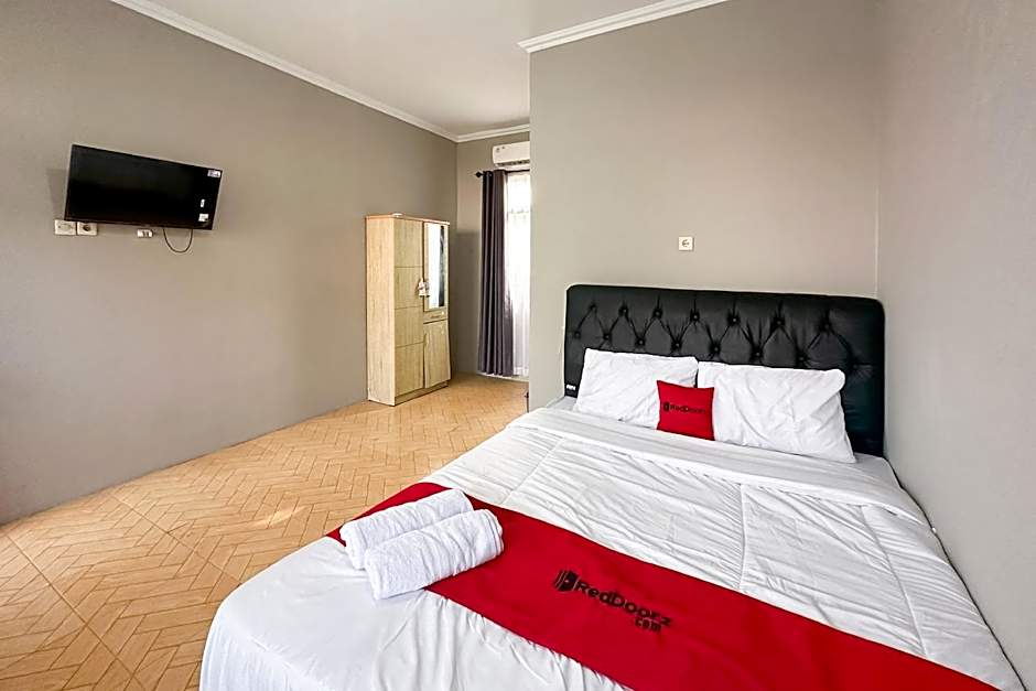 RedDoorz near Maulana Yusuf Stadium Serang