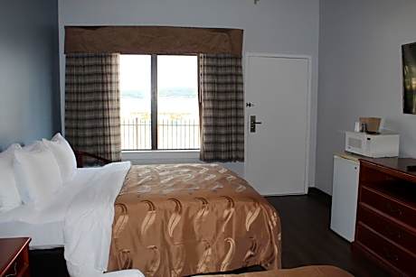Queen Room with Two Queen Beds Lake Front - Non Smoking/Ground Floor