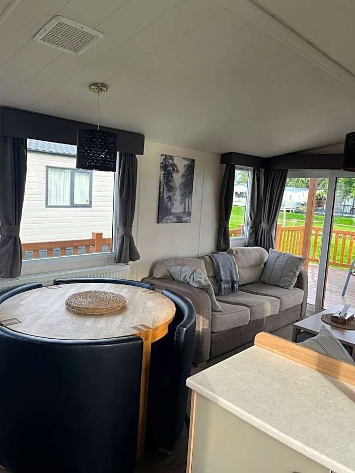 The Luxury break Sleeps 6 at 44 Kingfisher Court South facing