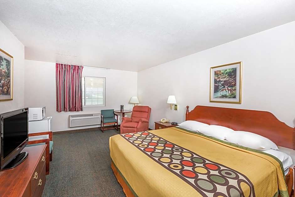 Super 8 by Wyndham Holton