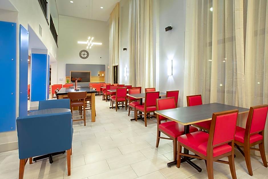 Holiday Inn Express & Suites Phoenix - Glendale Sports Dist By IHG