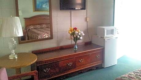 1 King Bed Nonsmoking