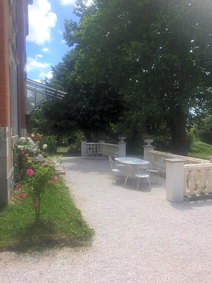 Le manoir de la Source au bord de l'EuroVélo 6