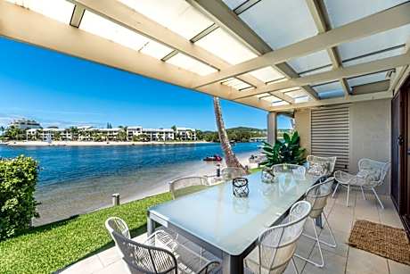 Bella Vista ~ Views, Walk onto Sand & Roof Bar