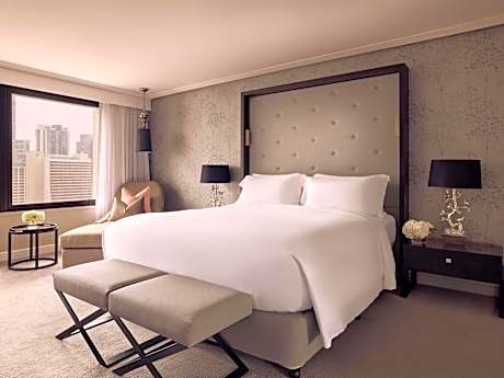 PREMIER SUITE King Bed  Separate Lounge  City View  Premium Bath