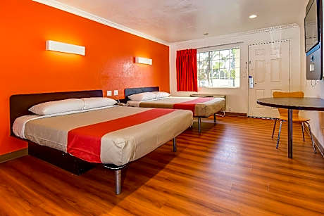 2 Queen Beds