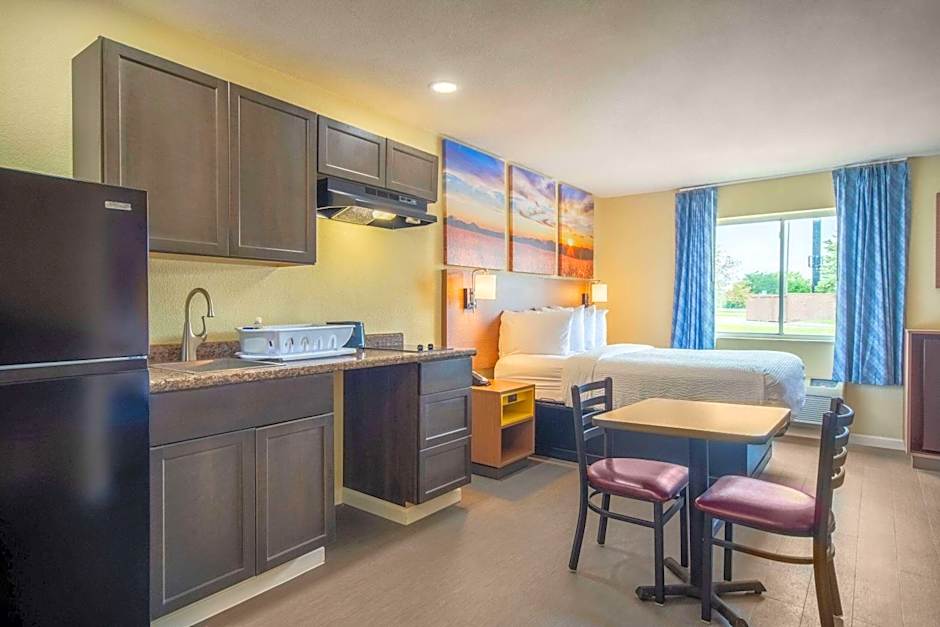 Days Inn by Wyndham Evansdale Waterloo
