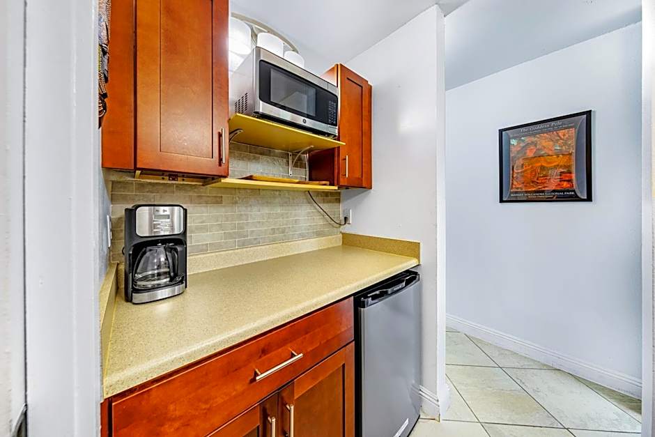 DOWNTOWN HAWAIIAN PARADISE CONDO with Hot Tub, Pool & Beach - Kona Islander Inn