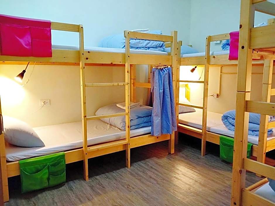 Foto 1 de 7 de Bunk Bed in Mixed Dormitory Room