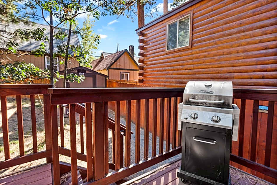 The Cuddle Inn - True feeling of a great cabin! Beautiful and homey! Walking distance to the lake!