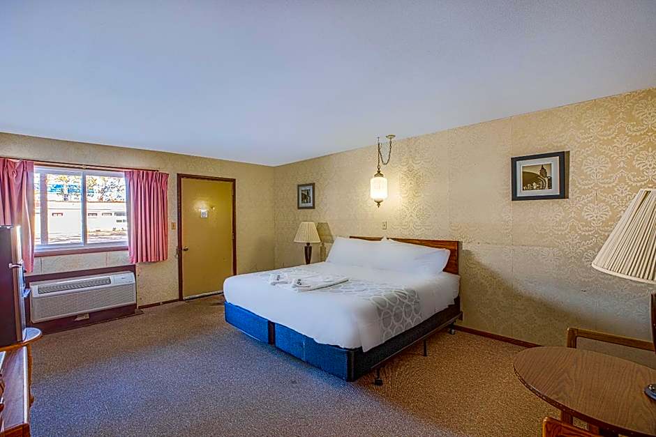 Love Hotels Tomahawk by OYO at Lake Mohawksin WI
