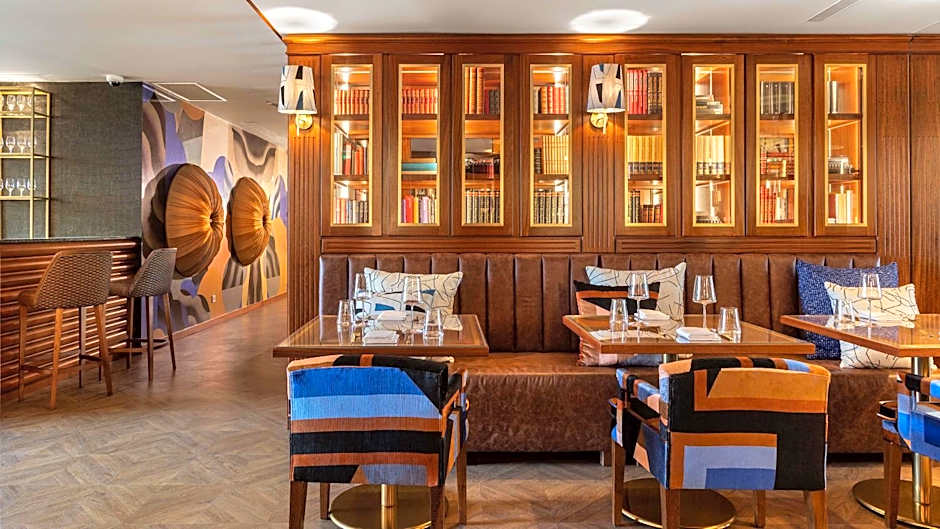 Wine & Books Porto Hotel