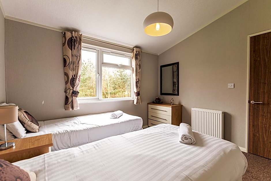 Kingfisher Lodge with Hot Tub