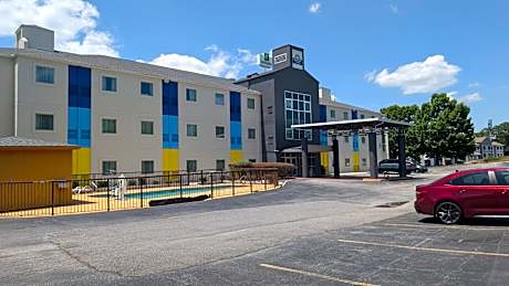 Days Inn & Suites by Wyndham Augusta Near Fort Eisenhower