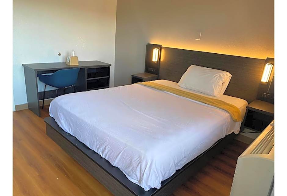 Photo 1 of 4 of Standard 1 Queen Bed