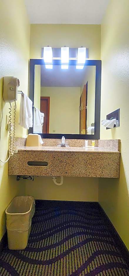 Super 8 by Wyndham Newton