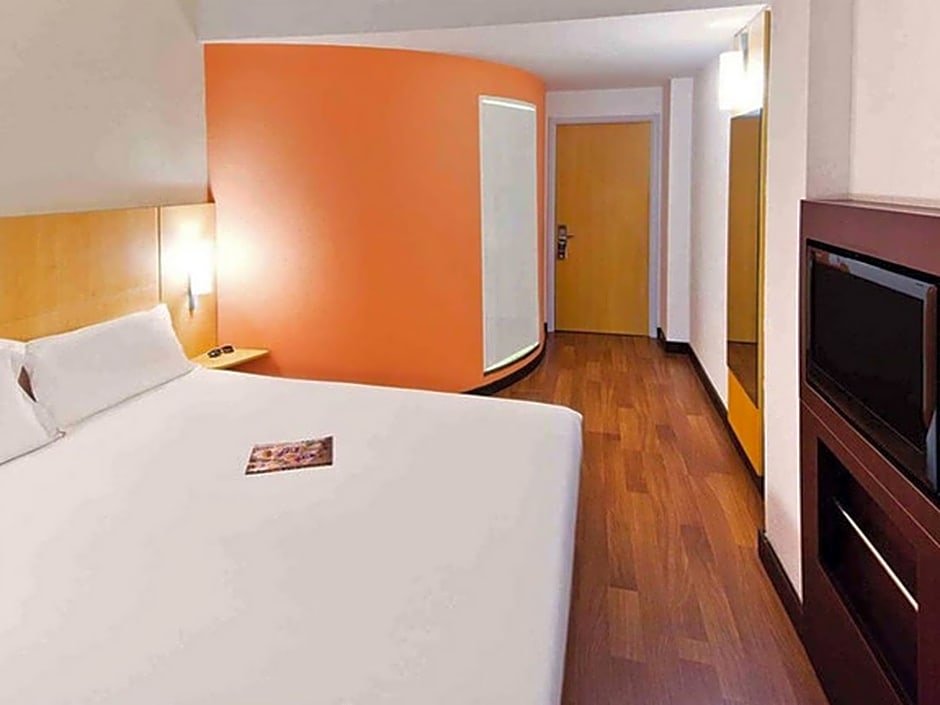 Ibis Ningbo Qian Hu Hotel