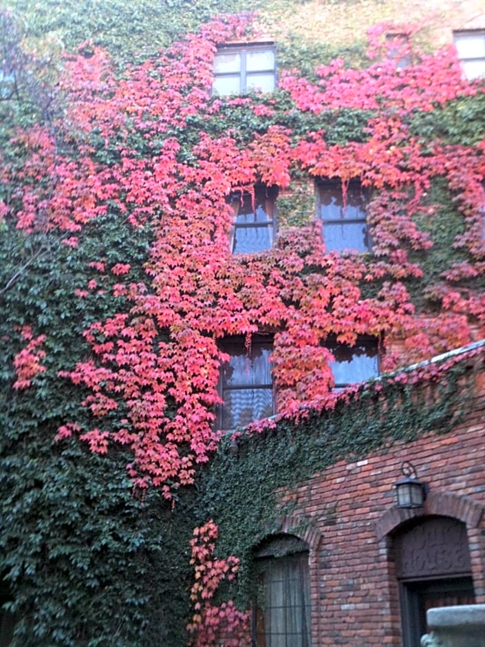 Historic Cary House Hotel