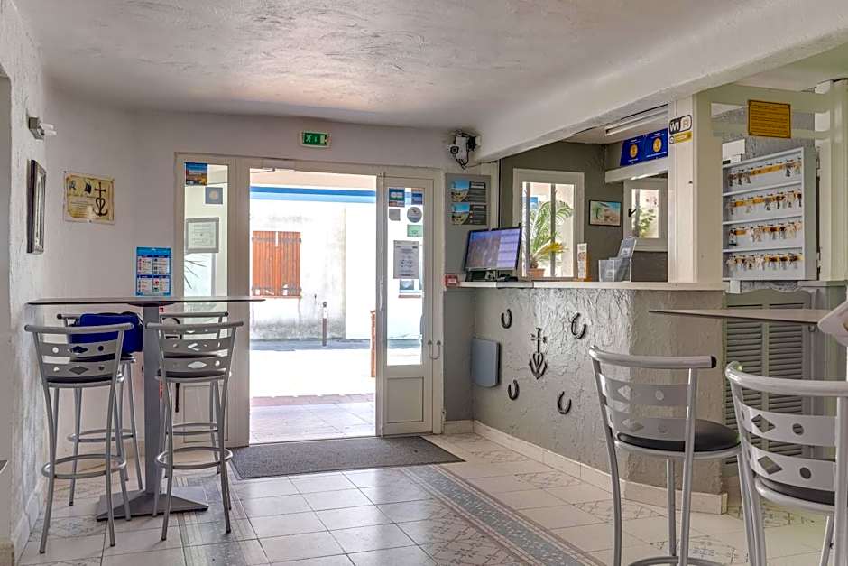 Hotel Les Palmiers En Camargue