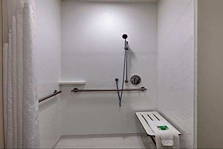 Queen Room with Two Queen Beds Hearing Accessible with Roll-In Shower - Non-Smoking