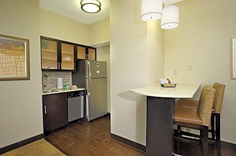 1 Queen 1 Bedroom Suite Comm Accessible