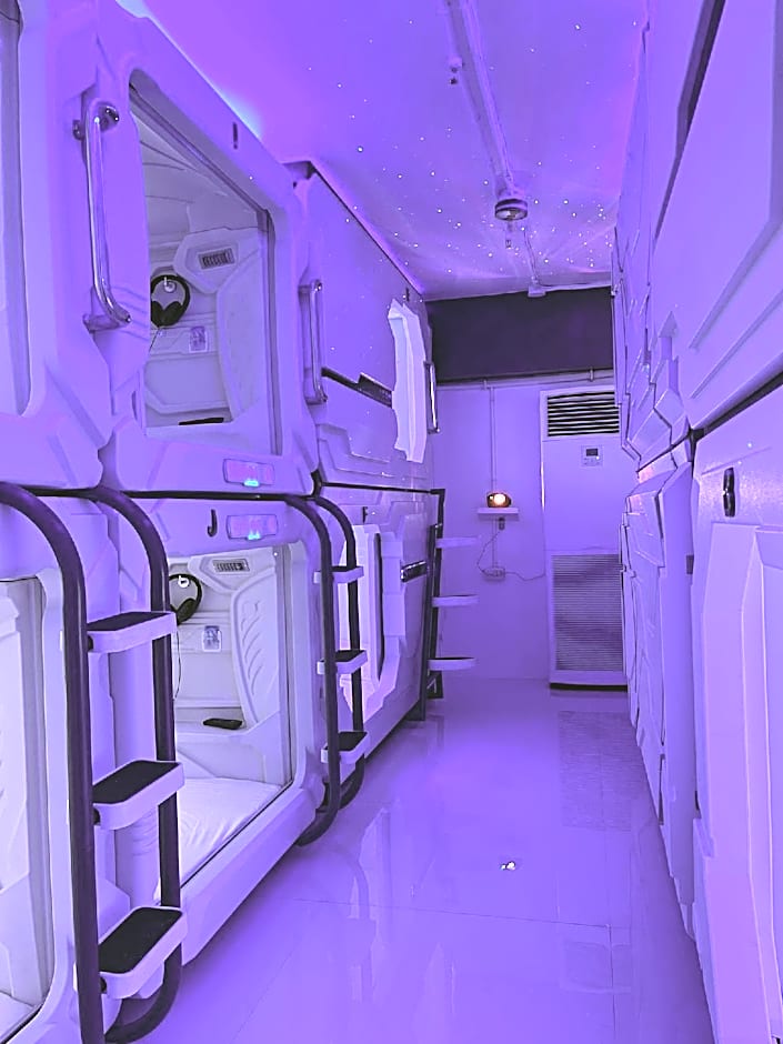 BMAX SPACEPODS