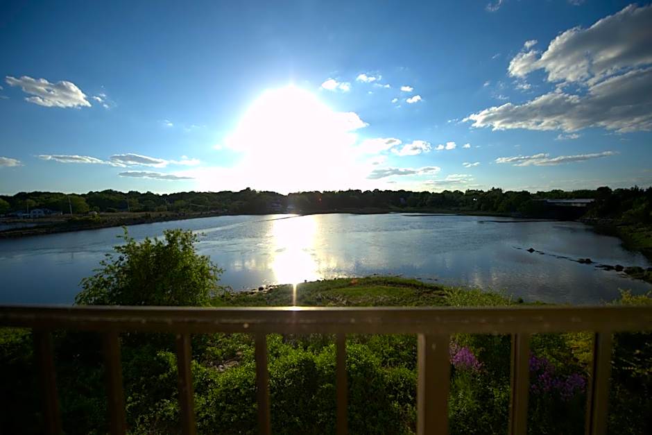 Riverview Inn & Suites